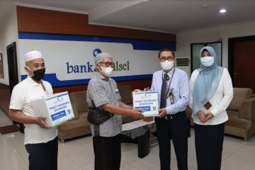 Bank Kalsel bagikan 3.000 paket Ramadhan bantu warga hadapi pandemi