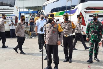 Polda Metro bagikan bantuan kepada karyawan bus Terminal Pulogebang