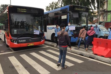 Warga apresiasi layanan bus gratis TransJakarta di Stasiun Tanah Abang