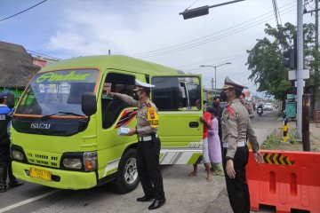 Petugas di Sidoarjo suruh puluhan pengemudi kendaraan putar balik