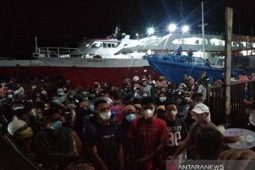 Penumpang kapal malam Kendari-Raha desak-desakan demi pulang kampung