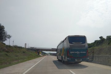 Kendaran penumpang masih melintas di Tol Trans Jawa-Pantura