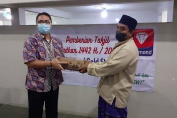 PT Diamond Cold Storage bagikan takjil di Jakarta dan Bekasi