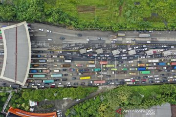 Ribuan kendaraan terjebak kemacetan di pintu tol Cikupa