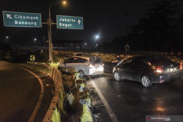 Hindari penyekatan di Cikarang Barat, sejumlah pengguna tol terobos pembatas jalan