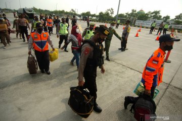 Polisi paksa turun penumpang travel gelap yang nekat mudik di Tol Pejagan-Pemalang