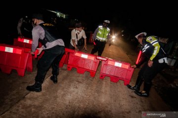 Terapkan larangan mudik, Polisi jaga jalur alternatif di kawasan Lebak, Banten