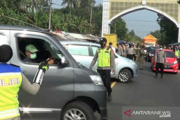Ratusan kendaraan diputarbalikkan di jalur utama Bandung-Cianjur