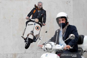 Mural Jose Mourinho naik Vespa di tembok Kota Roma