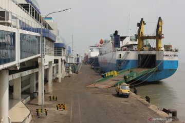 Pelabuhan Tanjung Perak lengang