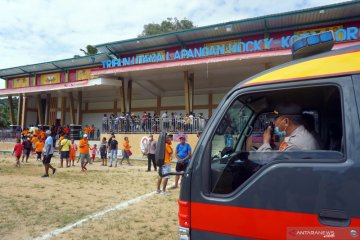 Pembubaran kerumunan penonton bola di Papua Barat