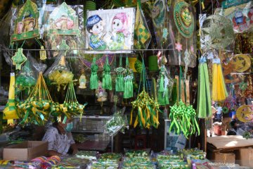 Pedagang pernak pernik lebaran di Pasar Asemka