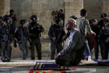 Polisi Israel bentrok dengan warga Palestina di kompleks masjid Al Aqsa