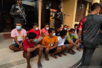 Polisi temukan pesawat nirawak dan senapan saat merazia Kampung Ambon