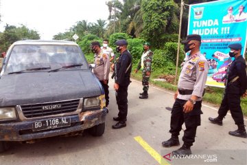 Arus kendaraan di posko penyekatan perbatasan Sumbar-Sumut masih sepi