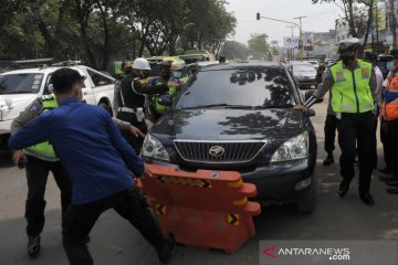 Pengendara mobil mencoba kabur saat razia penyekatan di Palembang