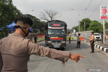 Volume kendaraan turun 44 persen di hari ketiga penyekatan