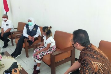 Khofifah jenguk anak dari ART diduga korban penganiayaan oleh majikan