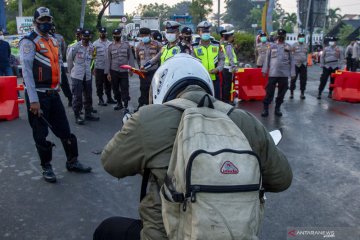 Pemeriksaan pemudik di perbatasan Karawang - Bekasi