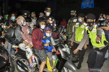 Pemudik motor memadati perbatasan Bekasi dan Karawang