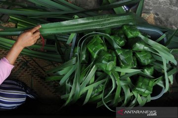Pengrajin cangkang ketupat pandan 