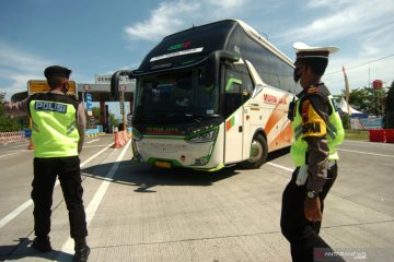 Petugas putar balik kendaraan di Tol Pejagan