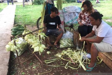 Penjual ketupat mulai jajakan dagangan di Pasar Senen jelang Lebaran