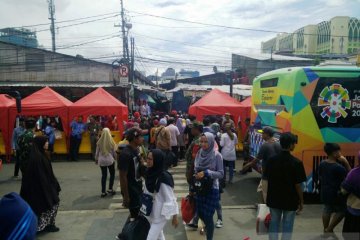 Pasar Tanah Abang terpantau masih ramai pada Minggu