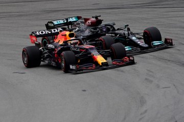 Verstappen jadi 'sasaran empuk' Hamilton di GP Spanyol