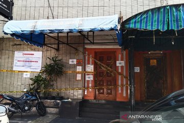 Kafe dan restoran buka kembali saat pengunjung boleh makan di tempat