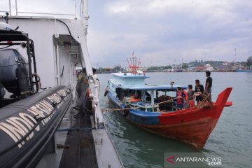 Bakamla RI jemput 8 nelayan di perbatasan Indonesia-Malaysia