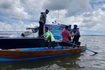Polisi Kepulauan Meranti patroli di laut ingatkan bahaya COVID-19