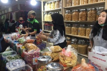 Penjual kue di Pasar Senen kekurangan stok