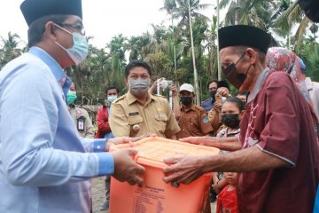 Rumah kakek Arpani (70) tinggal "tongkat" usai terbakar, bupati hadir antarkan bantuan