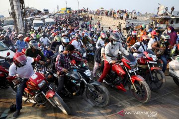 Warga Bangladesh berebut naik kapal feri untuk mudik Idul Fitri