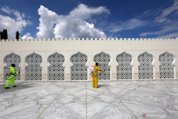 Cegah penyebaran meluas, pihak berwenang semprotkan cairan disinfektan di Masjid Raya Baiturrahman Aceh