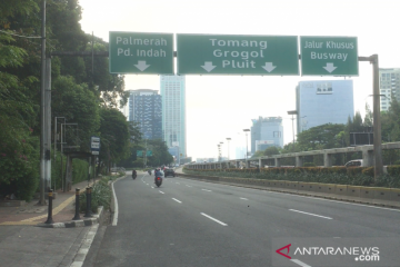 Jalan Gatot Subroto lengang saat hari pertama Idul Fitri 1442 H