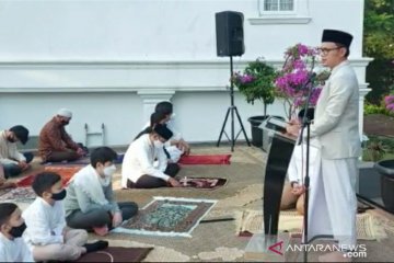 Bima Arya dan keluarga Shalat Idul Fitri di halaman rumah