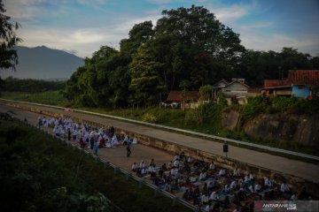 Shalat Idul Fitri di Jalan Tol Cisumdawu