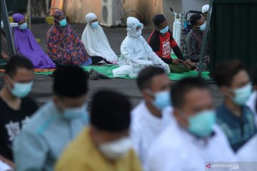 Puluhan pasien COVID-19 ikuti Shalat Idul Fitri di RSLI Surabaya