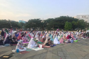 Ribuan warga Shalat Idul Fitri di Lapangan Velodrome