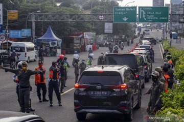 Penyekatan kendaraan di jalur wisata Puncak Bogor