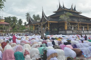 Shalat Idul Fitri Tarekat Syattariyah di Padangpariaman