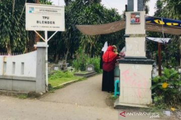 Masih ada warga Kota Bogor yang ziarah di TPU pada libur Lebaran