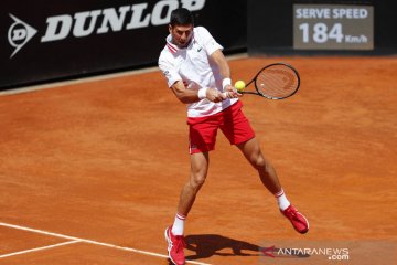 Kalahkan Tsitsipas, Novak Djokovic melaju ke semifinal Italia Terbuka