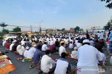 Foto viral jamaah shalat id di Bekasi, Pemkot: Prokes dijalankan