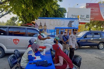 Polda Jatim lakukan tes cepat acak pengguna jalan di pos penyekatan