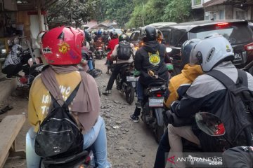 Wisatawan terjebak macet di jalur wisata pantai Kabupaten Garut