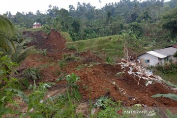Tiga warga Sukabumi tertimbun longsor satu meninggal
