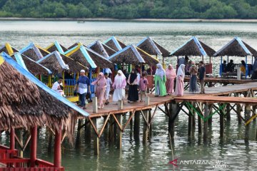 Wisatawan dan pengelola pantai wisata di Aceh abaikan prokes COVID-19